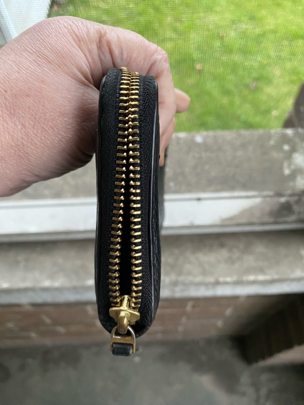 Tory Burch Black Gold Pebbled Leather Zip Wallet - Picture 5 of 6
